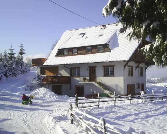 Ferienhaus im Winter Oberharmersbach