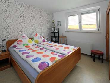 kleines Schlafzimmer in der großen Ferienwohnung Gästehaus & Winzerhof Domke Sasbach - Jechtingen