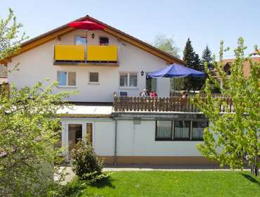 Das Haus Scherer mit den Wohnungen Birke und Rosenstrauch Urlaubshof Scherer Deggenhausertal - Unterhomberg