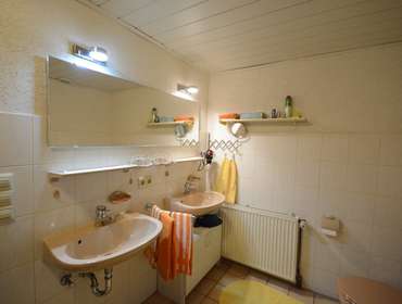 Zwei separate Waschbecken im Badezimmer Scherzingerhof St. Peter - Neuwelt