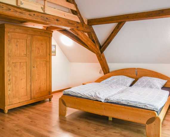 Schlafzimmer Ehebett und Hochbett Mühlenbach