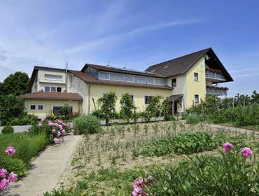 Wohnhaus mit Anbau Obst- und Weinhof Walter mit Hofcafé Freiburg - Opfingen