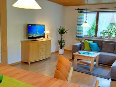 Geräumiges Wohnzimmer mit Essbereich Wohnung Gartenblick Schingerhof - Familie Hug Simonswald